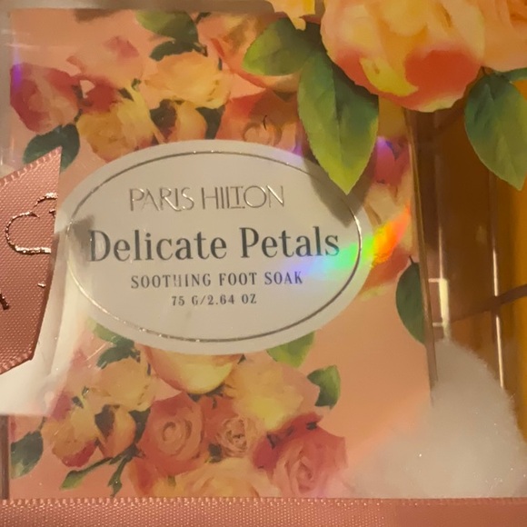 PARIS HILTON Foot Luxuries Set in Delicate Petals, NIP - Picture 6 of 7